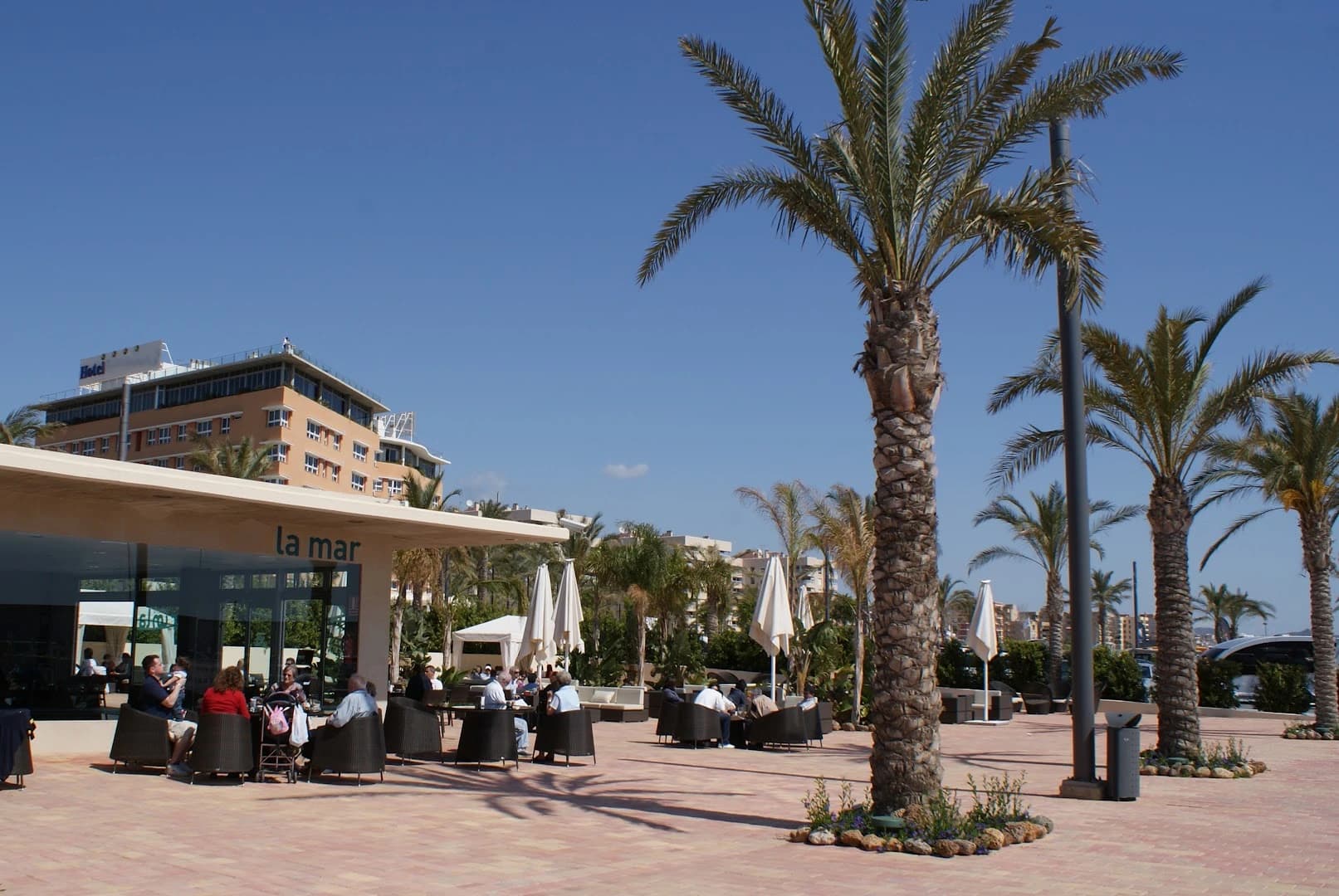 La Mar Restaurante Beach Club - Photo 4