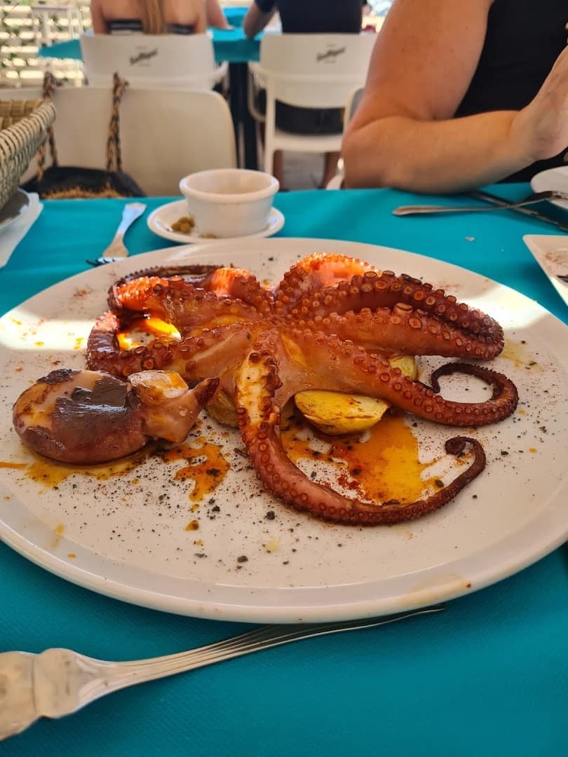 Mediterraneo Beach Club - Photo 3