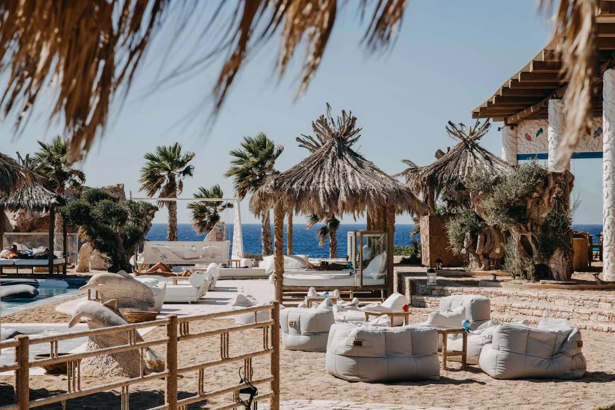 Beach clubs in Ios
