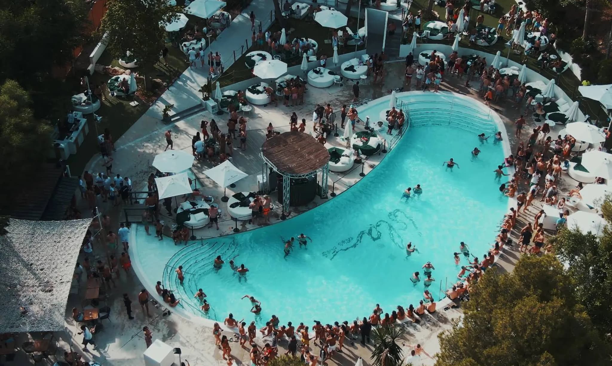 La Isla Pool Club - Photo 2