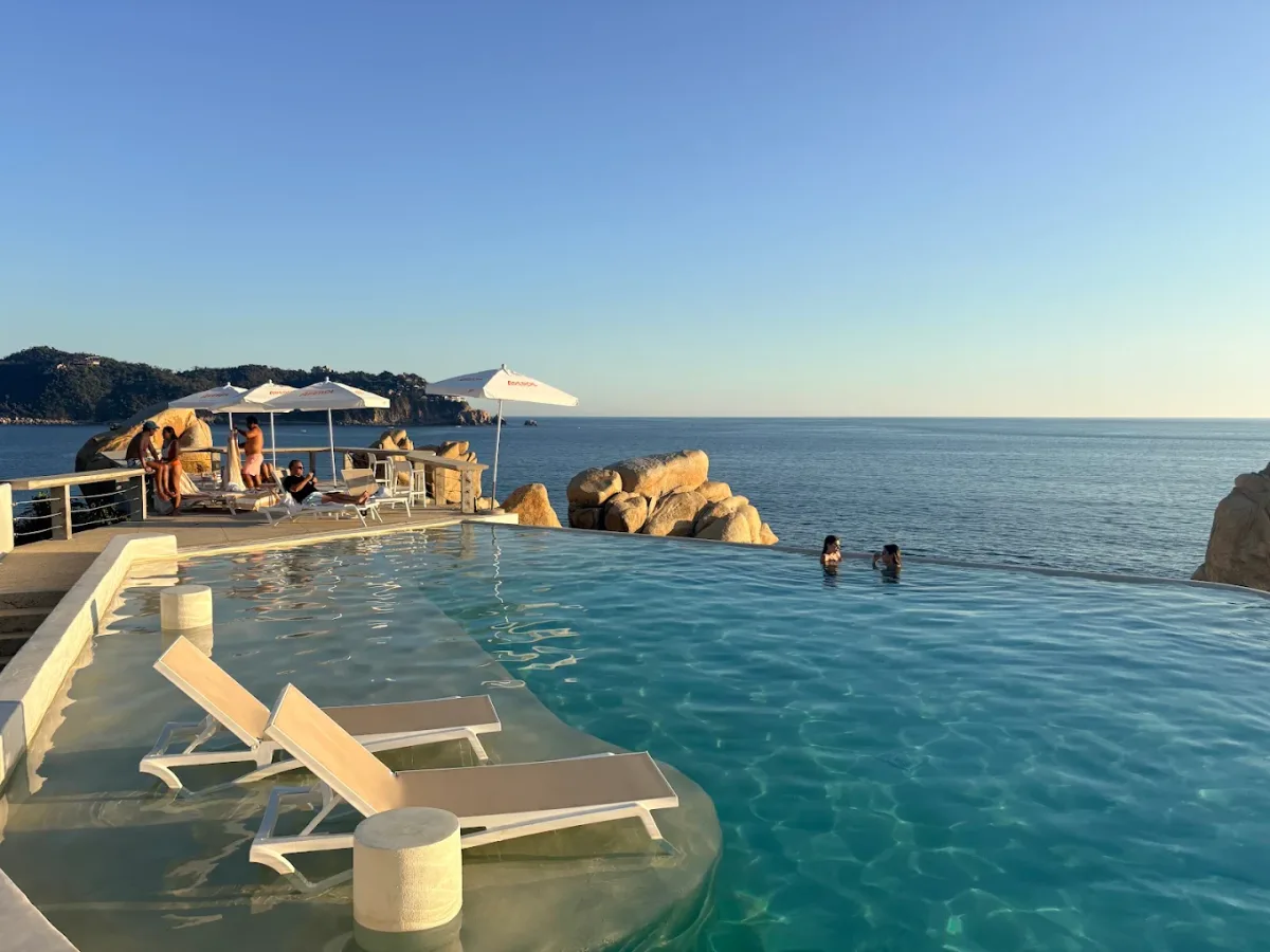 Clifftop infinity pool over the Pacific at Kookaburra Ocean Club, Punta Marques