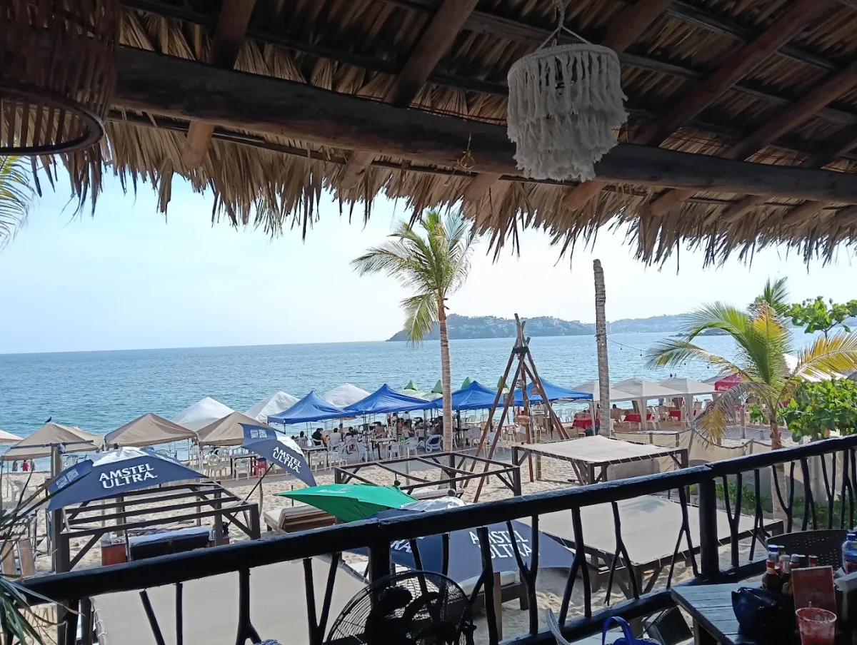 Design daybeds and swings at Kalei Acapulco Beach Club, Magallanes