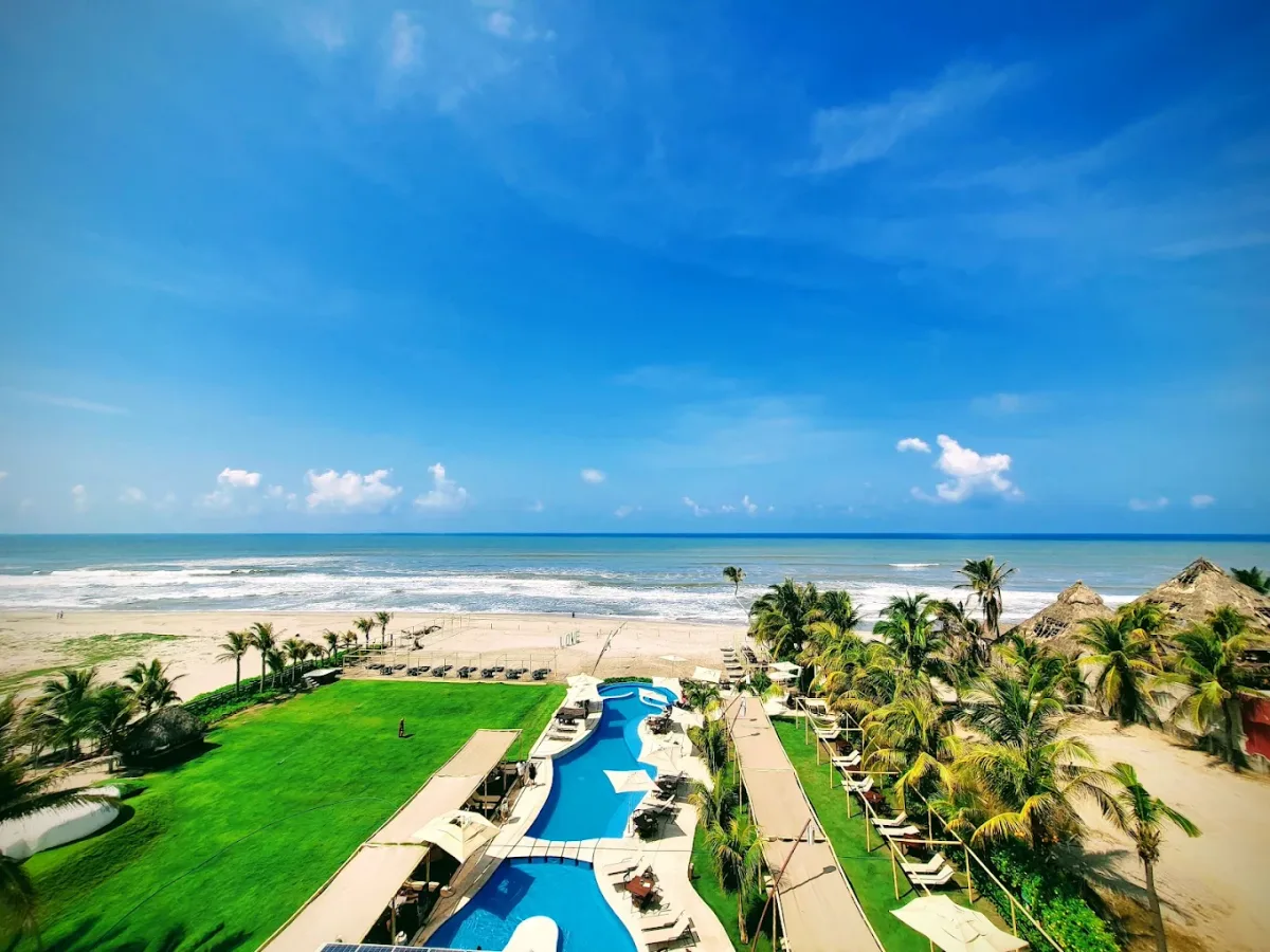 Pool and vendor-free beach at Mishol Beach Club, Playa San Andres