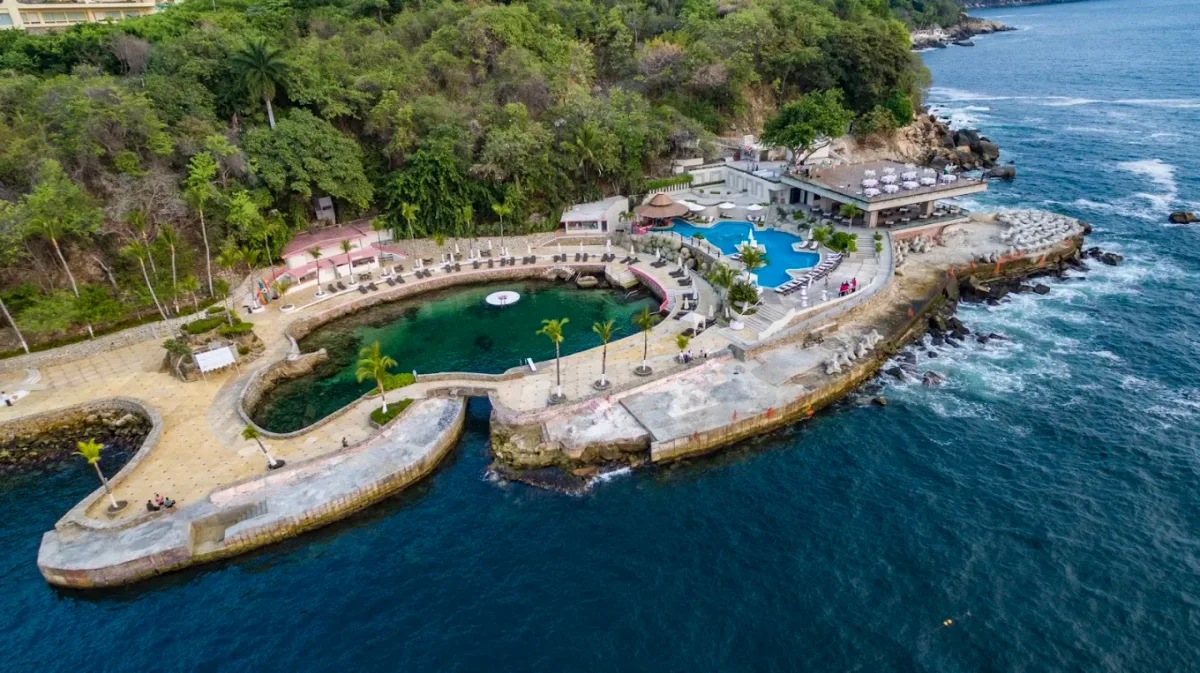 Saltwater grottos and swim-up bar at La Concha Beach Club, Las Brisas