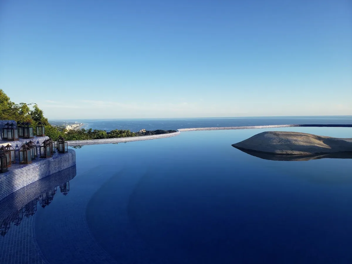 Twin infinity pools and daybeds at Hannah Sun Club, Lomas del Marques