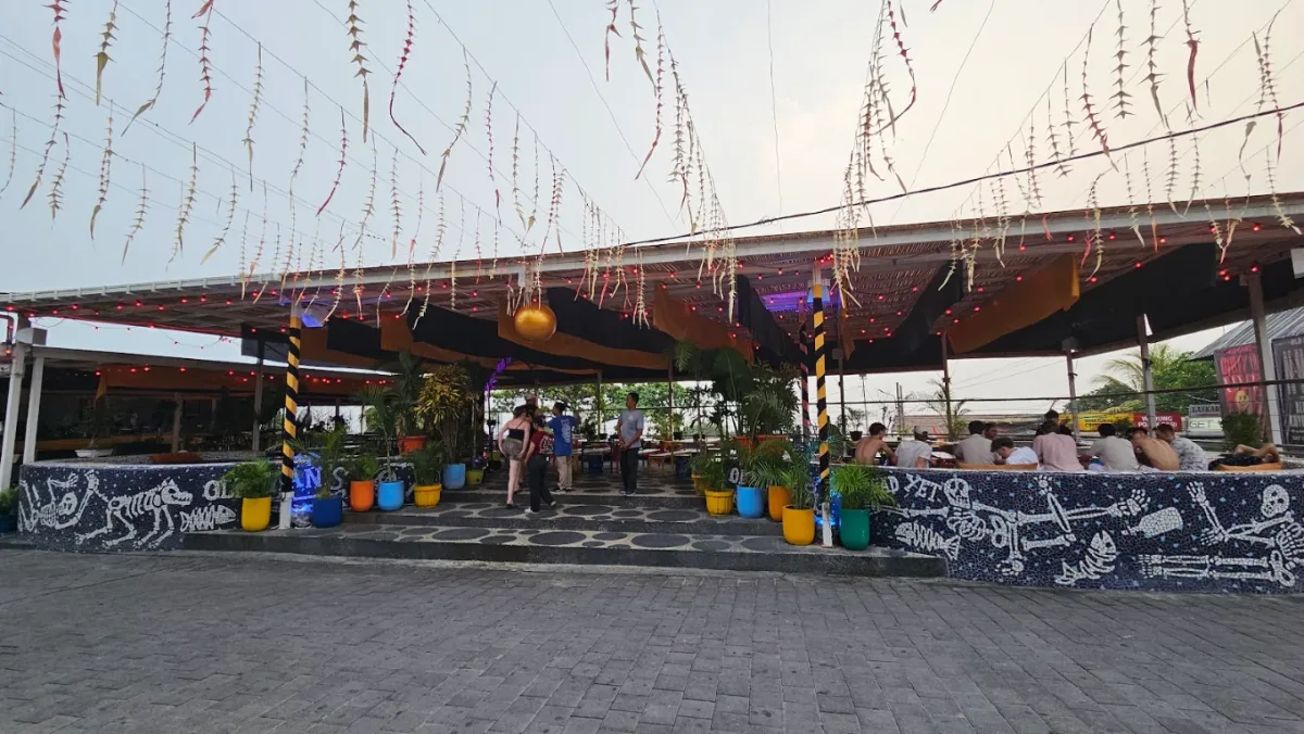 Beanbags and communal tables on the sand at Old Man's, Batu Bolong Beach