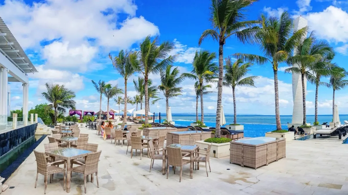 Infinity pool over the sand at Vue Beach Club, Berawa Beach