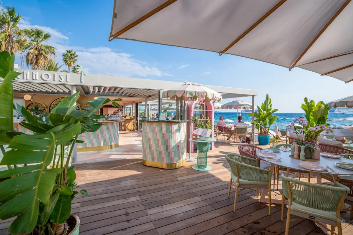 Californian mid-century design on the sand at La Petite Cannoise, Plages du Midi
