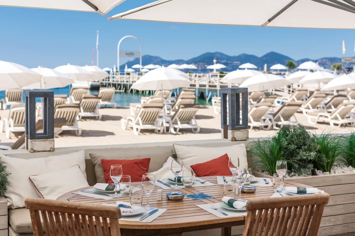 Central pontoon and sunbeds at Baoli Beach, La Croisette