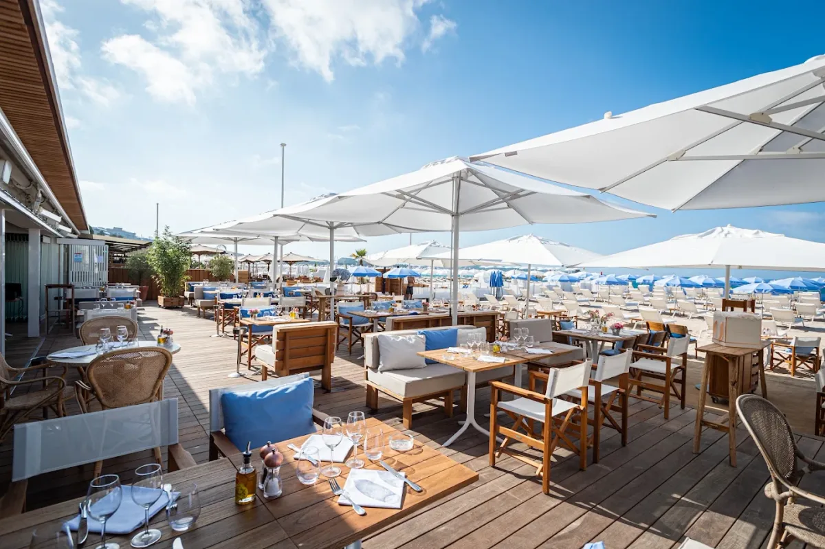 Family-friendly sunbeds and showers at Plage Goéland, La Croisette