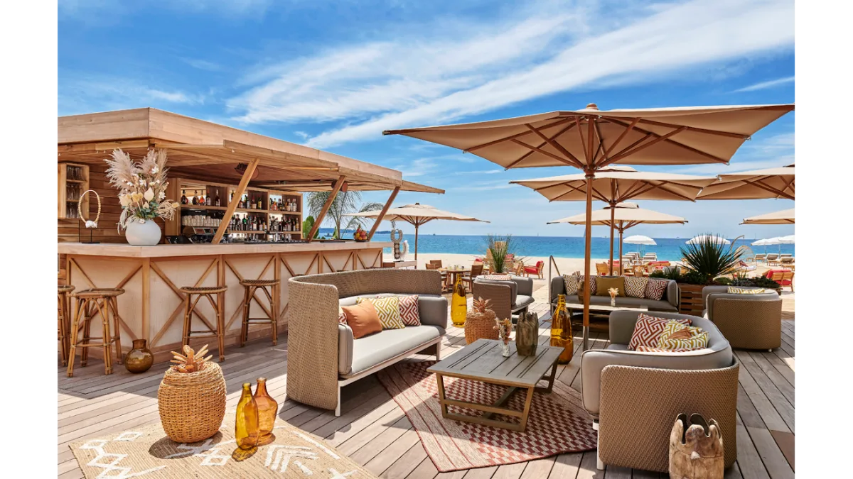 Natural-tone parasols facing the Lérins Islands at Mademoiselle Gray, La Croisette