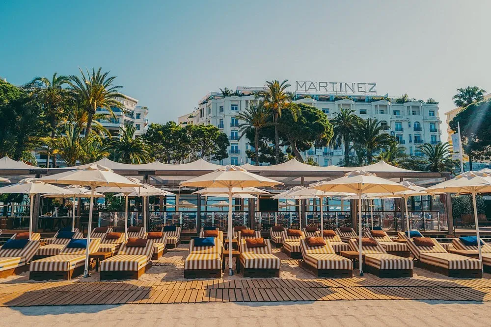 Navy and terracotta boat-deck styling at La Plage du Martinez, La Croisette