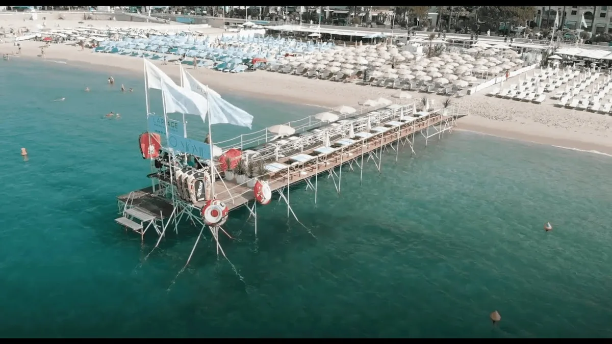 Retro-Riviera design and DJ afternoons at La Môme Plage, La Croisette