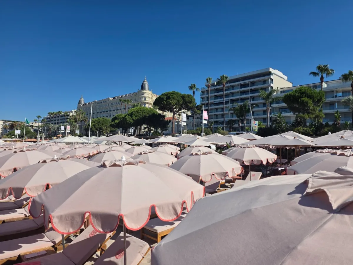 Terracotta and pink boho-chic deckchairs at La Mandala, La Croisette
