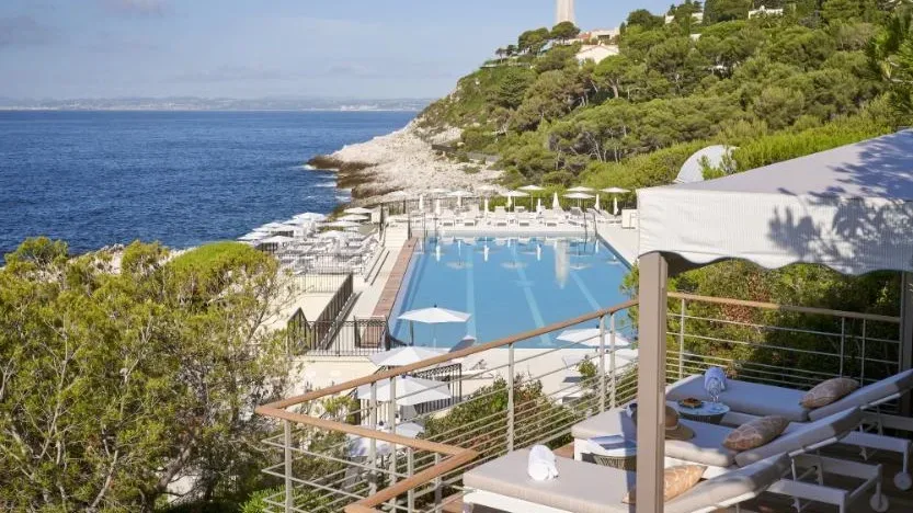 Seawater infinity pool and loungers at Le Club Dauphin, Grand-Hotel du Cap-Ferrat