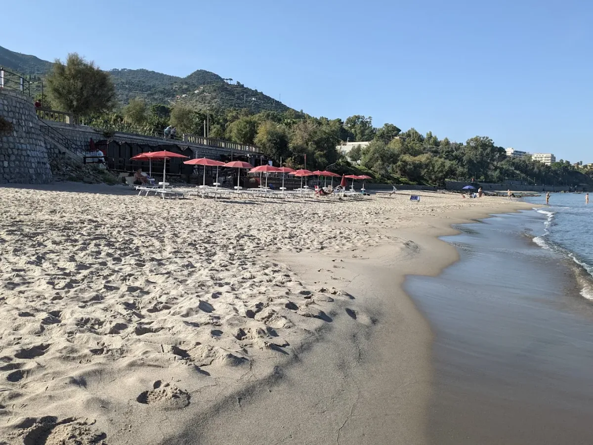 Casual lido and kitchen at Beach Club 12 on Lungomare Giuseppe Giardina, Cefalù
