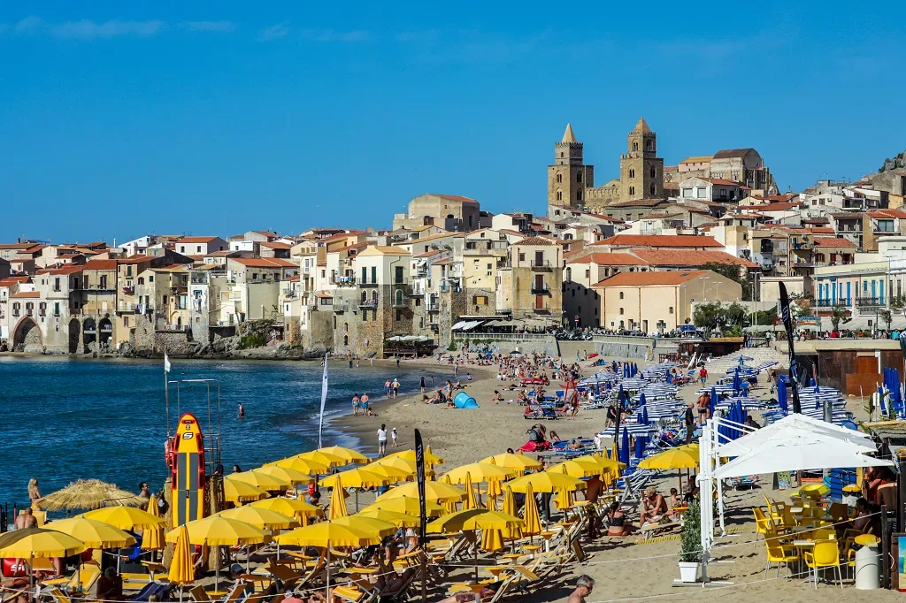 Loungers and a pizzeria over the water at Lido Peter Pan, Cefalù