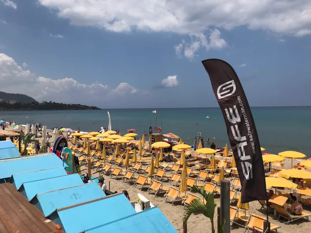 Spaced sunbeds and a snack kiosk at Lido Angeli del Mare on the Cefalù lungomare