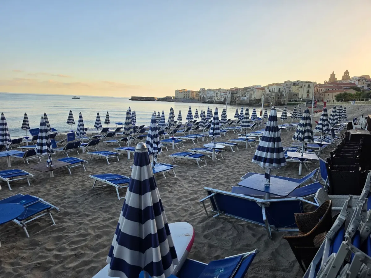 Sunbeds and beachfront dining at Lido Poseidon on the Cefalù lungomare