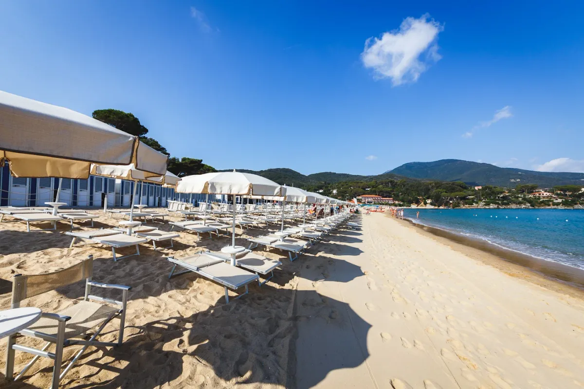 Sunbeds on the sheltered Procchio bay at Bagni Il Delfino