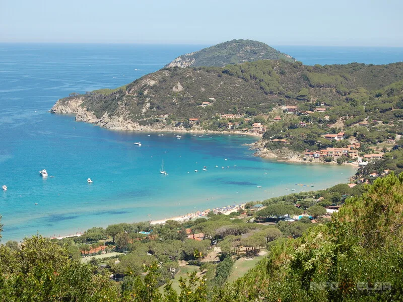 White granite sand at Bagni Batignani, Cavoli beach