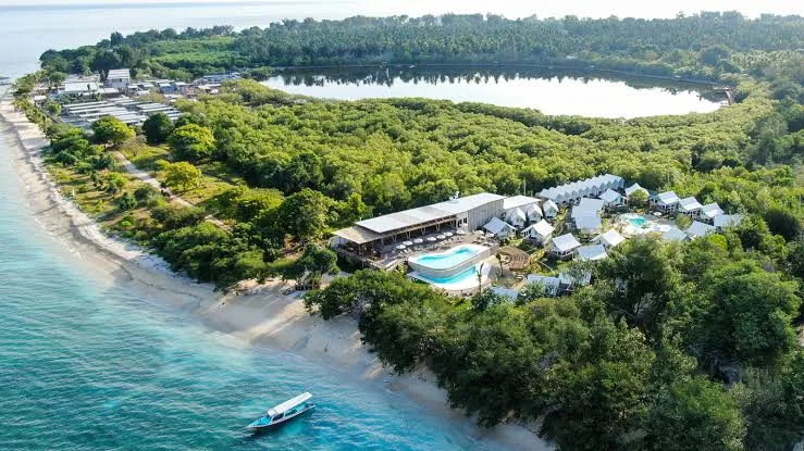 Three pools and a beach bar facing the sunset at Le Pirate Beach Club, Gili Meno