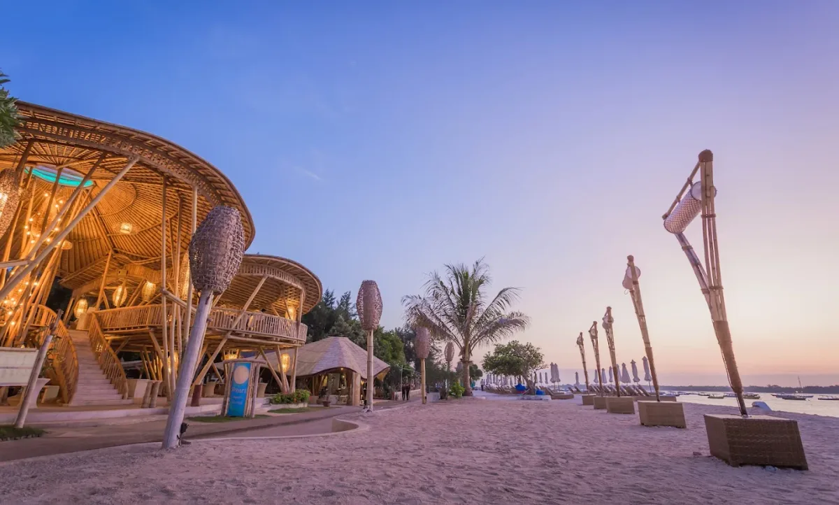 White-sand sunbeds and beachfront dining at Pearl Beach Lounge, Gili Trawangan