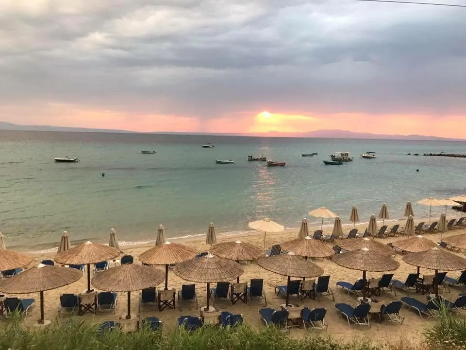 Breakfast bar and beach loungers at Beach Bar Akrogialo, Afytos