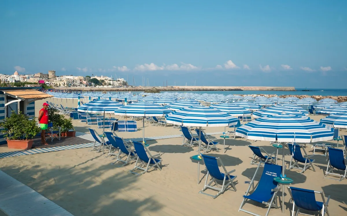 Sandy town beach and terrace at Lido F.lli Mattera, Chiaia