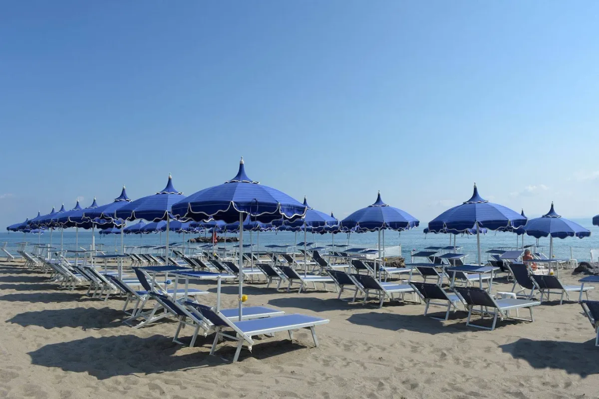 Umbrellas on the sand at Bagno Ricciulillo, Cartaromana