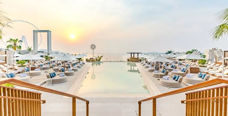 Twin pools running to the beach under Ain Dubai at Cove Beach, La Vie, JBR