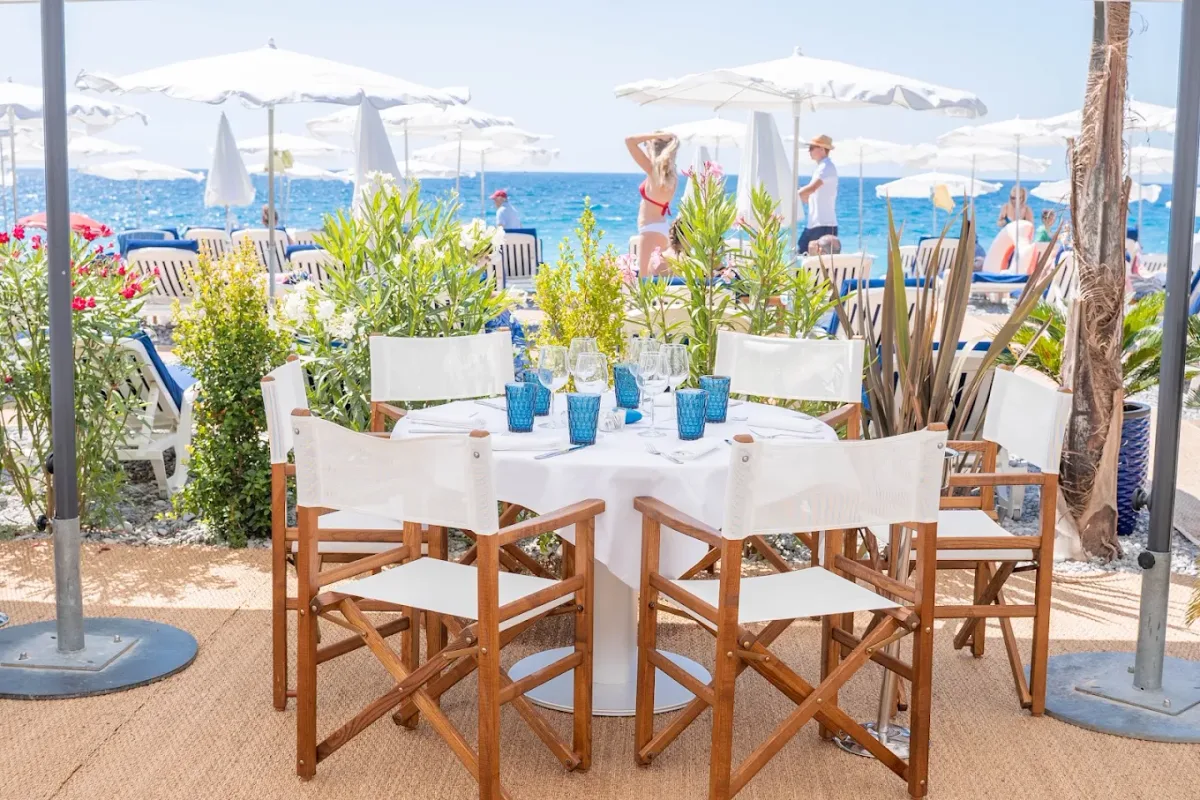 Family loungers and a seafront terrace at La Vela, mid-Promenade in Nice