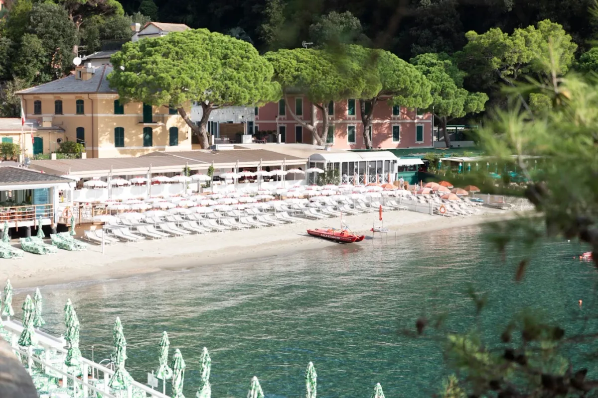 Loungers and umbrellas on the sand at Bagni Bosetti, Baia di Paraggi