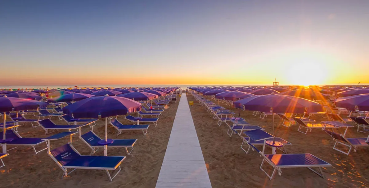 Two pools, kids areas and beach games at Marano Beach 135-136, Piazza Goethe Riccione