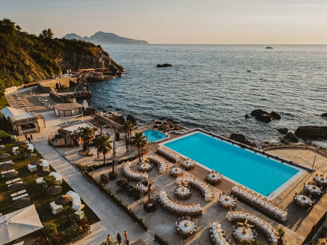 Saltwater pool and cabanas on the cliff at Maya Beach Experience, Massa Lubrense