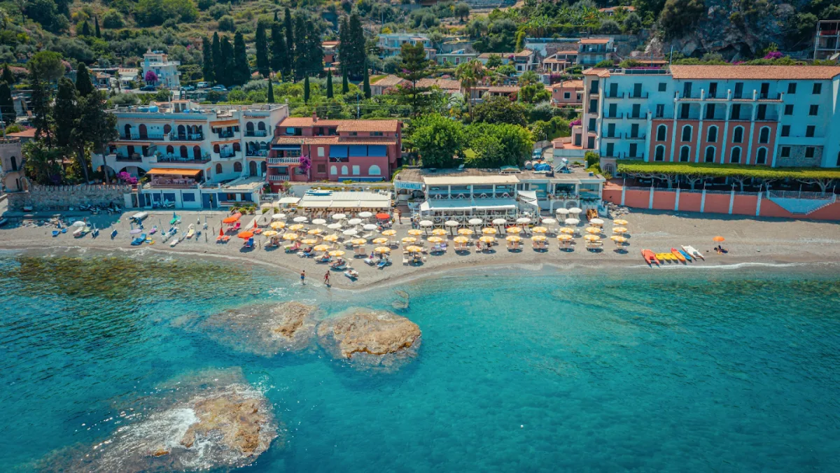 Beachfront terrace and sunbeds at Lido La Caravella, Spisone near Isola Bella