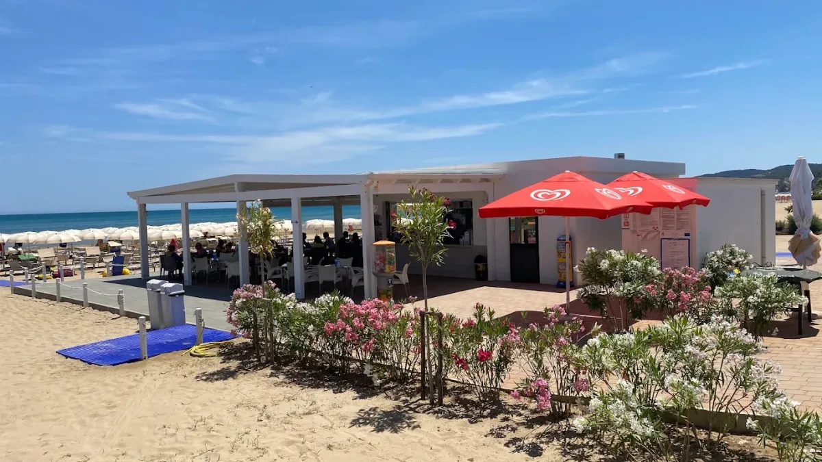 Family lido with sunbeds and umbrellas at Lido Afrodite, near Pizzomunno